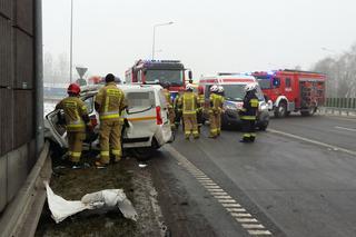 Wyleciał z drogi, huknął w bariery. Strażacy wycinali kierowcę na S8