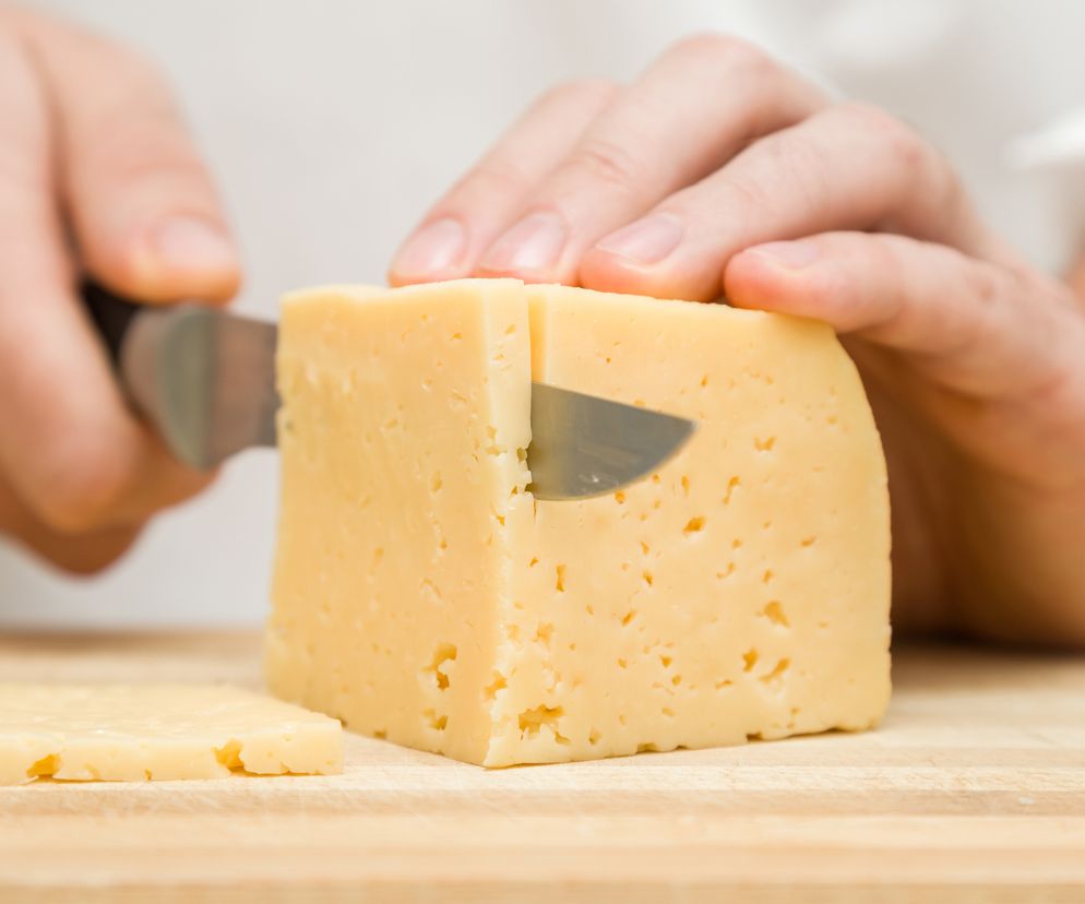 Żółty ser nie dla każdego. Kto powinien wyeliminować go z menu?