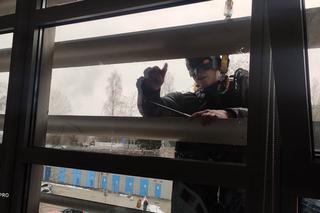 Alpiniści dla WOŚP w Krakowie. Superbohaterowie pojawili się w oknach małych pacjentów