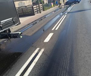 ​Wielki wyciek oleju po zderzeniu osobówki z ciężarówką na DK12 we Wschowie [ZDJĘCIA]