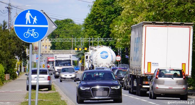 Tragiczny wypadek w Gostyninie. Wjechała toyotą pod tira. Nie żyje