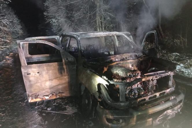 W Borownicy doszczętnie spłonął Dodge Ram. Auto zapaliło się podczas jazdy [ZDJĘCIA]