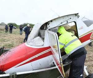 Warszawa. Wojsko wyciąga samolot, który wpadł do bagna