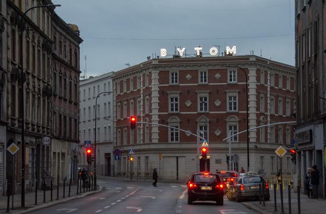 Zabytkowy neon wrócił do życia. "Bytom" wita mieszkańców centrum