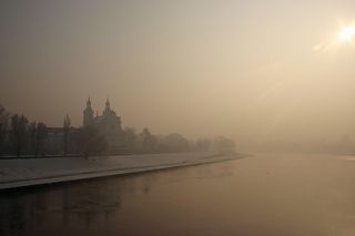 Tej nocy lepiej zachować ostrożność! Nad Krakowem rozleje się gęsta mgła. Jest ostrzeżenie IMGW