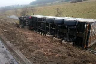 Koszmarny wypadek na S7. Kierowca lawety zginął, gdy ładował na nią zepsute auto [ZDJĘCIA]