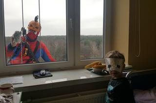Katowice: Spider Man i Superman myją okna w szpitalu