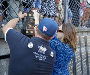 Cała na biało Maria Pakulnis szaleje z sierpem w Lubomierzu. Renata Dancewicz tym razem na spokojnie