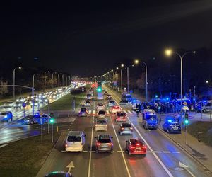 Warszawa. Ostatnie Pokolenie kontra policja. Kolejna próba zablokowania Wisłostrady [ZDJĘCIA].