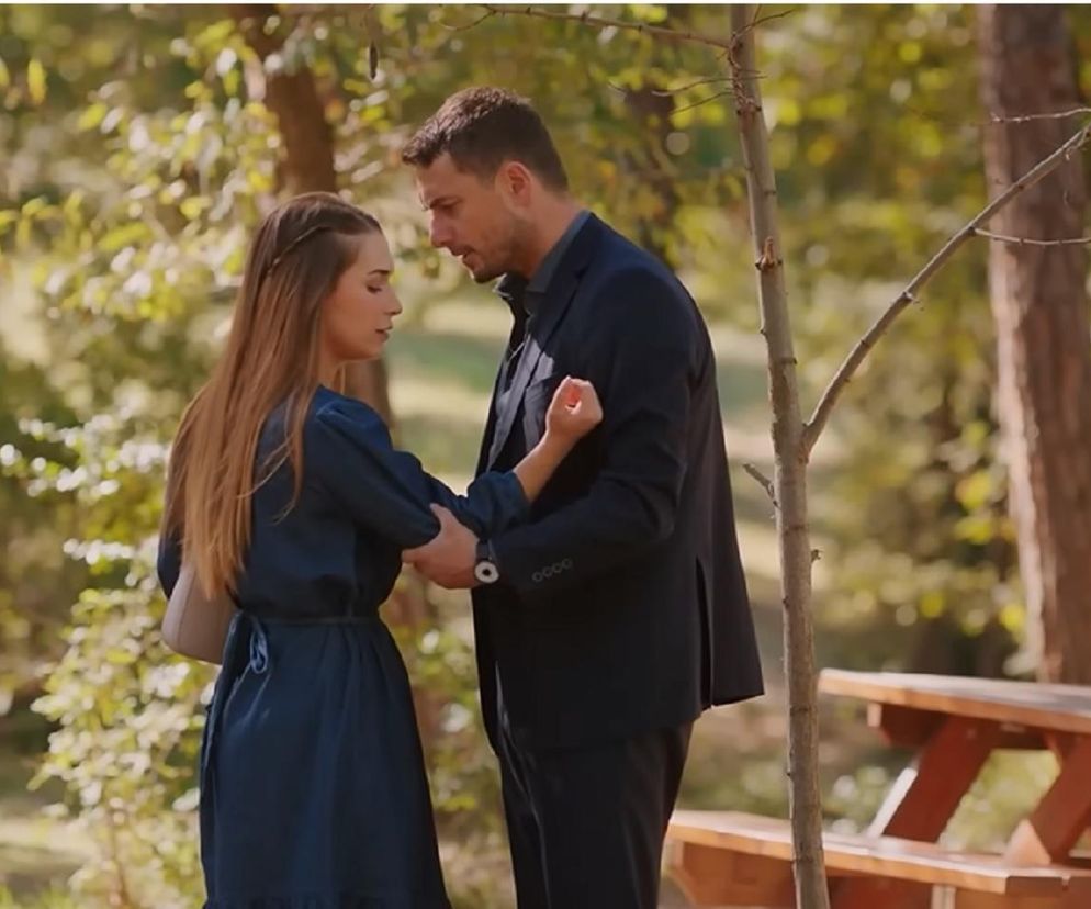 Kuzey i Sila podczas emocjonalnej konfrontacji w lesie, gdzie Sila odrzuca jego wyznania. Scena z serialu Miłość i nadzieja oddaje dramatyzm sytuacji, którą można śledzić na portalu Super Seriale.