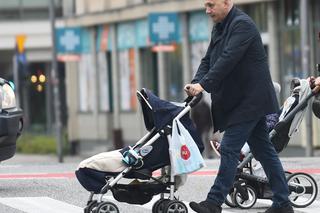 Joachim Brudziński na spacerze z wózkiem