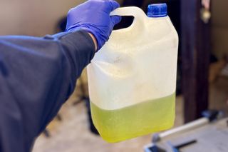 Chciał zabić żonę! „Spakował maczetę, napełnił bańkę paliwem