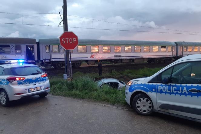 Dąbrowa Łazy. Zderzenie pociągu z samochodem. Dwie osoby ranne