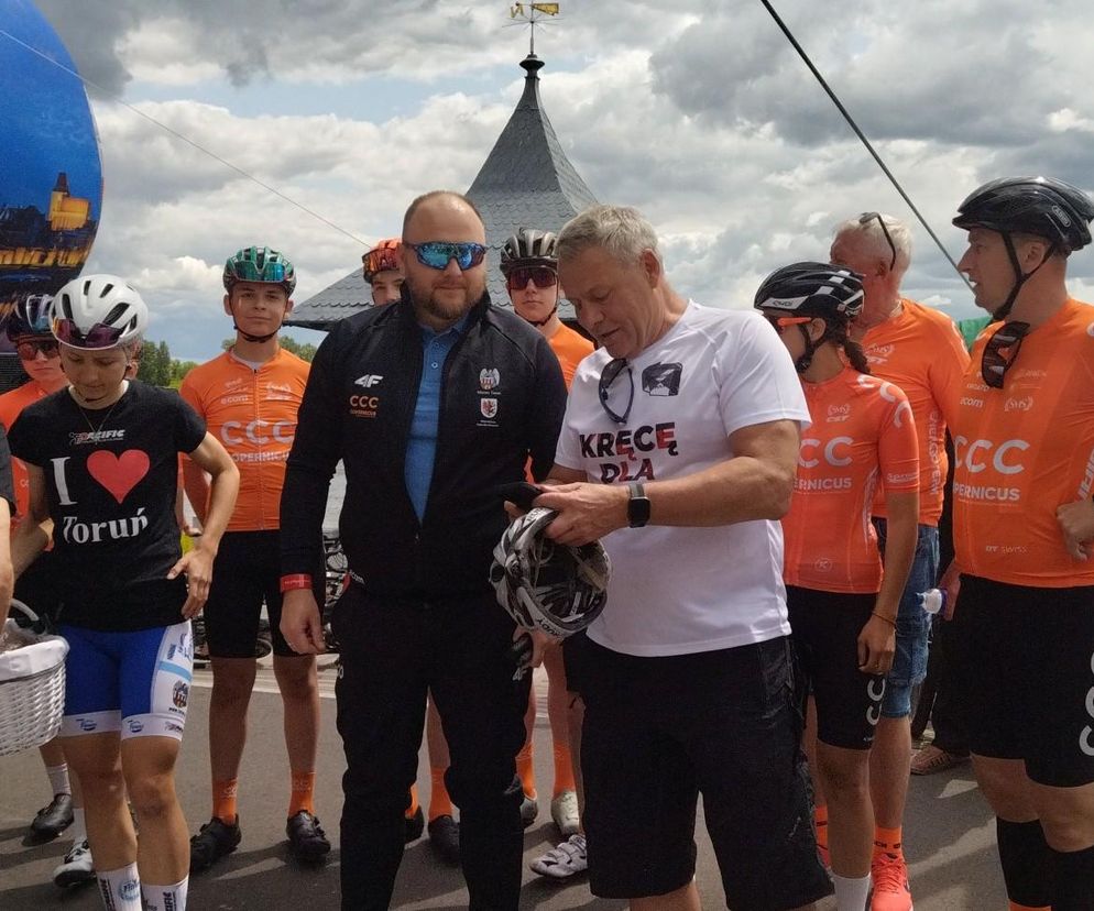 Zakład to zakład. Prezydent Bydgoszczy przyjechał do Torunia na rowerze 