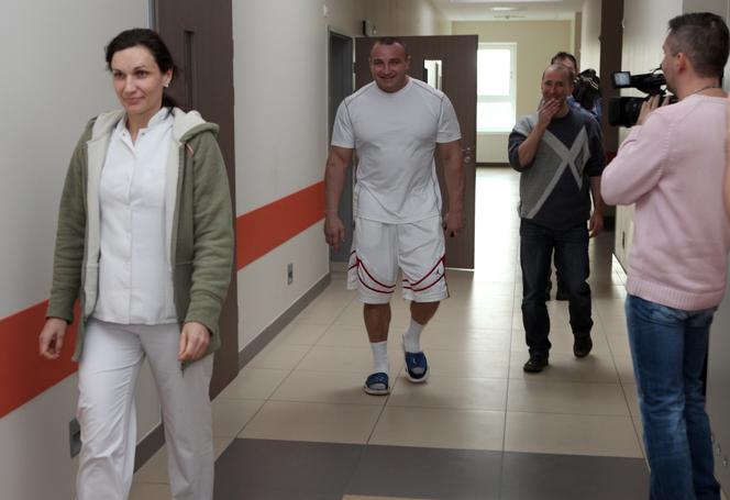 Mariusz Pudzianowski chodzi po szpitalu
