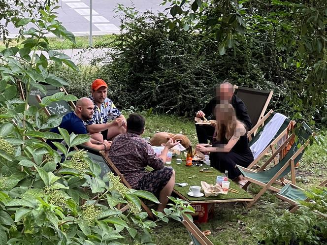 Antek Królikowski sprząta po kolegach