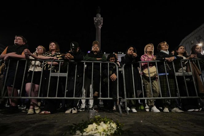 Tłumy w Watykanie. Wierni oddają hołd papieżowi Franciszkowi