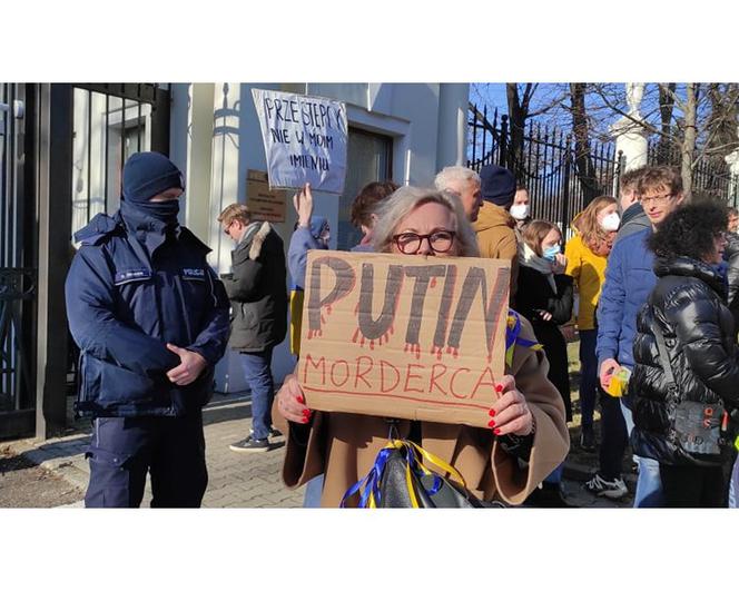 Warszawa. Przed Ambasadą Rosji w Polsce trwa protest przeciwko wojnie 