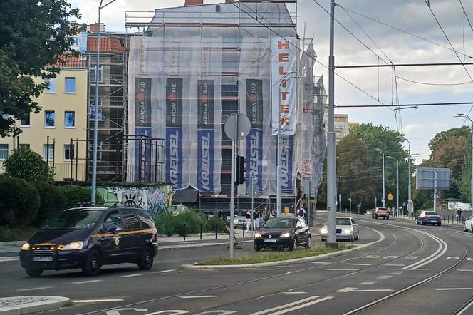 Mural z "Pleciugą" po 5 latach zniknął z kamienicy przy al. Wyzwolenia