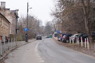Na chodnik sypie się gruz. „Ruiny budynków wyglądają jakby właśnie w Lublinie skończyły się działania wojenne”. Co na to ratusz?
