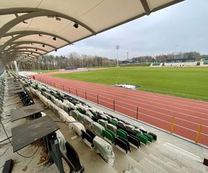 Ostatnie dni remontu stadionu w Starachowicach. Na bieżni pojwiły się tory