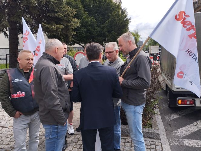 Konferencja prasowa hutników przed Ministerstwem Przemysłu w Katowicach