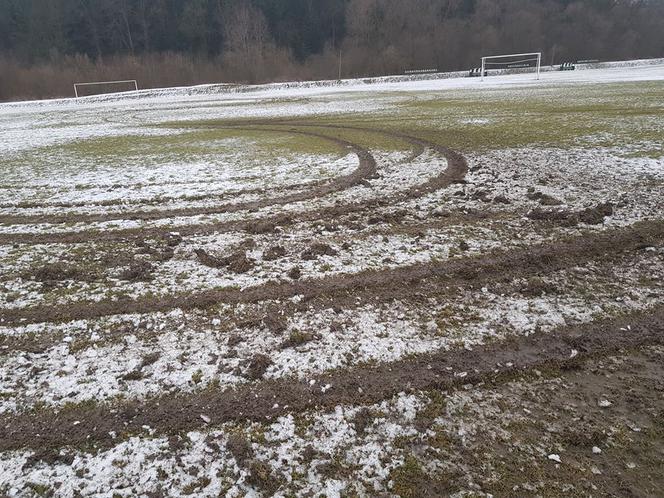 DRAMAT klubu piłkarskiego! Ktoś urządził rajd terenówką po ich boisku! 