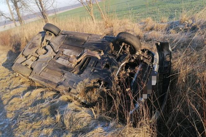 Opolskie: W tym samochodzie pijani byli wszyscy! Stare BMW wyleciało z drogi