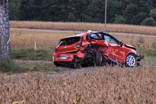 Wypadek na DK74. Kobieta i dziecko ciężko ranni po zderzeniu trzech aut
