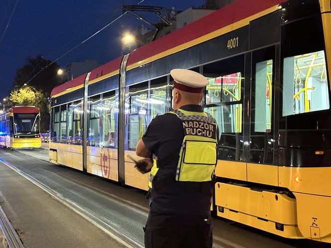 Wielkie utrudnienia w Warszawie, tramwaje na trasach objazdowych. Policja zablokowała przejazd na dużym skrzyżowaniu