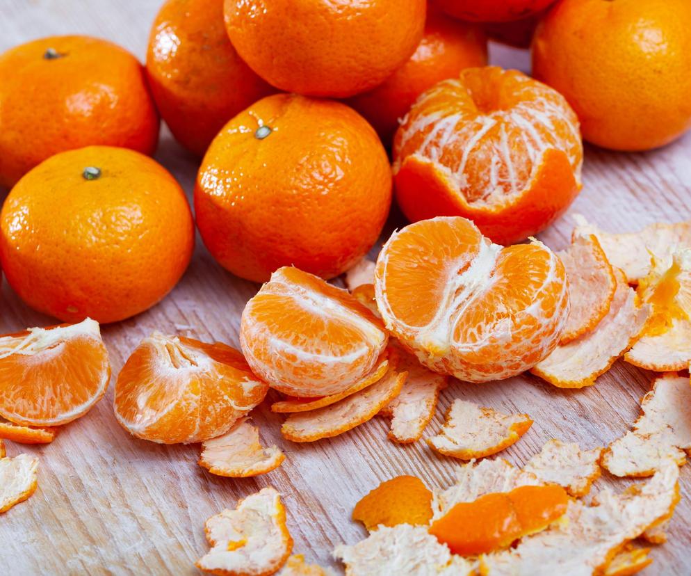 Co zrobić ze skórek od mandarynek? Prosty trik na wykorzystanie resztek owoców do sprzątania