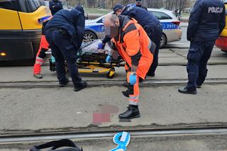 Pieszy wpadł pod tramwaj! Dramatyczny wypadek w centrum