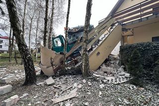 Tragedia w Sochaczewie. Przewoził stal cieżarówką, wjechał w dom. Jedna osoba nie żyje