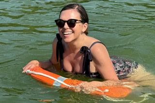 Ola Kwaśniewska niczym syrenka! Pluska się w jeziorze. Ma towarzystwo 