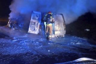 Śmiertelny wypadek pod Łowiczem. Kierowca BMW nie żyje. Dwa pojazdy spłonęły w pożarze 