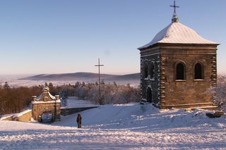 Widok ze Świętego Krzyża na bramę wejściową i Pasmo Jeleniowskie w tle
