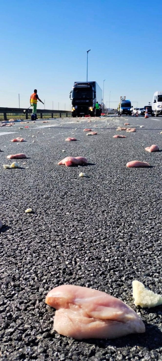 Karambol na A4 pod Krakowem. Autostrada zasypana mrożonym mięsem
