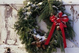 Bożonarodzeniowy wieniec na drzwi w stylu naturalnym – jak łatwo go zrobić! WIDEO