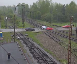 Niebezpieczny manewr na przejeździe kolejowym w Mysłowicach. Kobieta nie chciała czekać, aż podniosą się rogatki