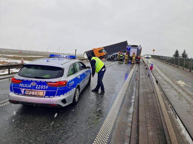 Wypadek w Kołbieli. Tir roztrzaskał osobówkę. Nie żyje jedna osoba