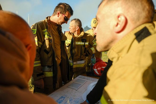  Kawle. Pożar zakładu przetwórstwa drobiowego. 120 strażaków walczy z żywiołem w czwartek, 14 sierpnia. Jeden z nich zaginął [ZDJĘCIA]