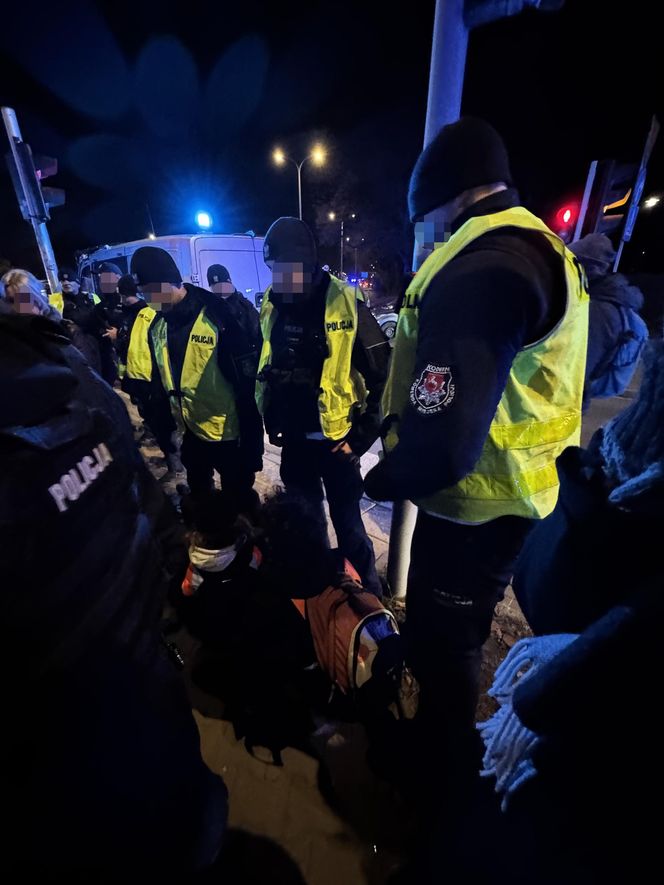 Warszawa. Ostatnie Pokolenie kontra policja. Kolejna próba zablokowania Wisłostrady [ZDJĘCIA].