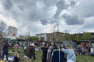 Garażówka na Bazarze Różyckiego