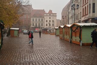 Dekoracje i przygotowania do jarmarku świątecznego