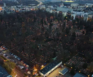 Cmentarz przy ul. Lipowej w Lublinie tuż po zmroku. Mamy zdjęcia z drona!
