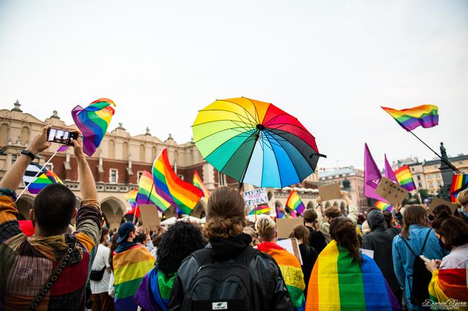 Demonstracja LGBT i narodowców na krakowskim Rynku