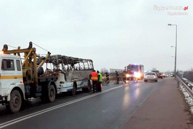 W autobus wjechał samochodem dostawczym. Autokar spłonął do cna