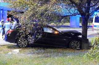 Kierowca Mercedesa pod wpływem wjechał w filar wiaduktu, odbił się i huknął w drzewo