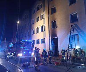 11 osób poszkodowanych. Pożar bloku na ulicy Przemysłowej w Tarnowie 