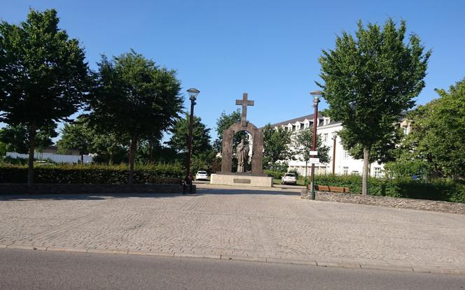 Chcą usunąć krzyż z pomnika Jana Pawła II - czy monument z Francji trafi do Zakopanego?